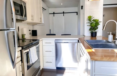Montague House | Bright and cozy 2-Bed Home in Montague with Fenced Yard, BBQ, and Fire Pit