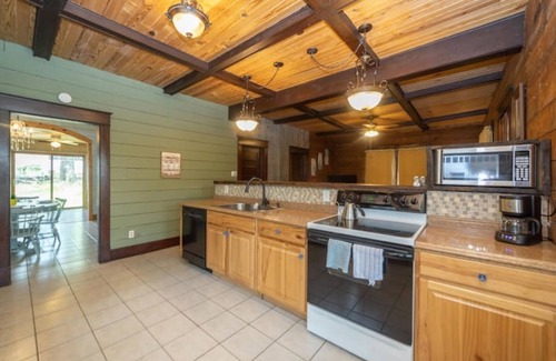 Harrison Cottage | Bright and Cozy 2 Bedroom Cottage w/Amenities