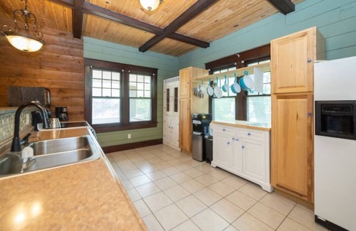 Harrison Cottage | Bright and Cozy 2 Bedroom Cottage w/Amenities