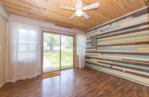 Harrison Cottage | Bright and Cozy 2 Bedroom Cottage w/Amenities