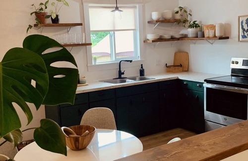 Dauphin House | Bright and Cozy Bungalow in Dauphin