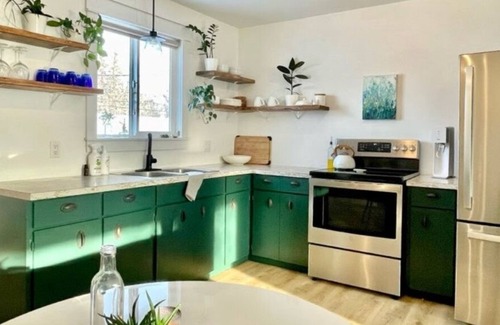 Dauphin House | Bright and Cozy Bungalow in Dauphin