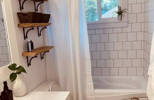 Dauphin House | Bright and Cozy Bungalow in Dauphin