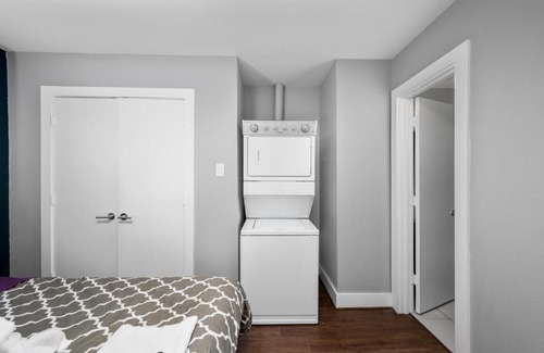 Braeswood Place Apartment | Bright and Cozy Med Center Apartment