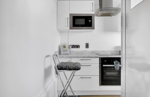 Livesey Apartment | Bright and Cozy Peckham Apartments by London Bridge