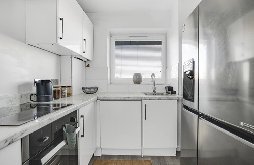 Livesey Apartment | Bright and Cozy Peckham Apartments by London Bridge