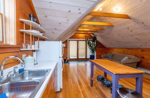 Old North End House | Bright and Cozy Prvt Treehouse Apt Near downtown!