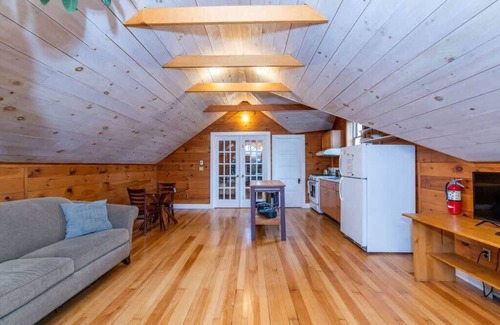 Old North End House | Bright and Cozy Prvt Treehouse Apt Near downtown!