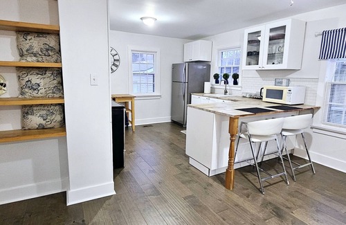 Paris House | Bright and cozy riverfront home in the heart of Canada's Prettiest Little Town!