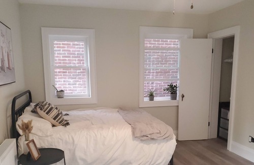Riverdale Apartment | Bright and cozy studio apartment in detached house in the heart of Greektown.