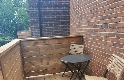 Riverdale Apartment | Bright and cozy studio apartment in detached house in the heart of Greektown.