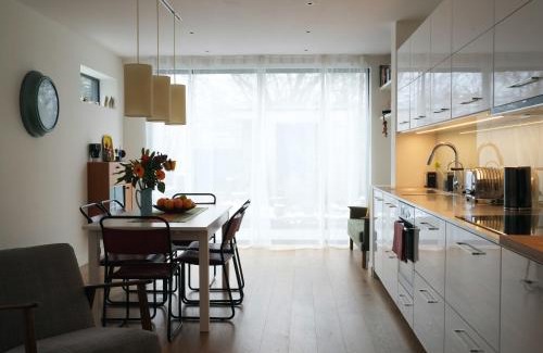 North Kensington Apartment | Bright and Elegant 2 Bedroom Flat, near Notting Hill