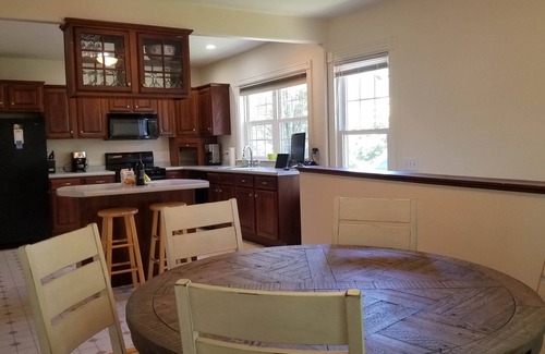 Back Cove Apartment | Bright and Fresh Back Cove4 Bedroom, Sleeps 8. Airmatress for additional 2.