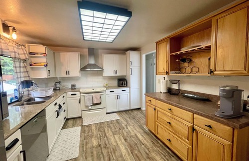 Seattle Metro Area House | Bright and Modern 3-bedroom House in Seattle with Backyard Oasis