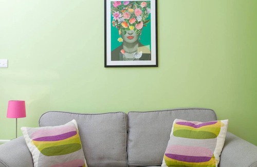 Newington Apartment | Bright and Modern Causewayside Apartment