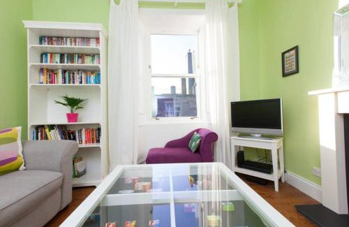 Newington Apartment | Bright and Modern Causewayside Apartment