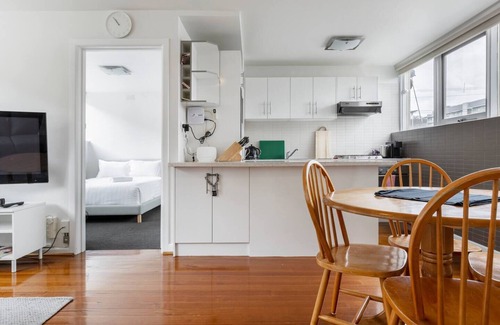 Hawthorn Apartment | Bright and Modern Space with a Balcony and Parking