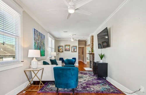 West Riverside House | Bright and Open 5-Bedroom w/Patio | Sleeps 10!