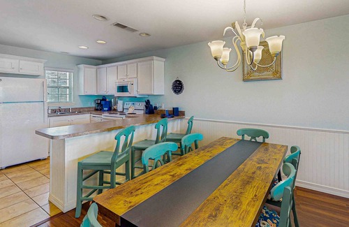 Kimberling City Condo | Bright and spacious condo w/patio, jetted tub & community pool - pet friendly