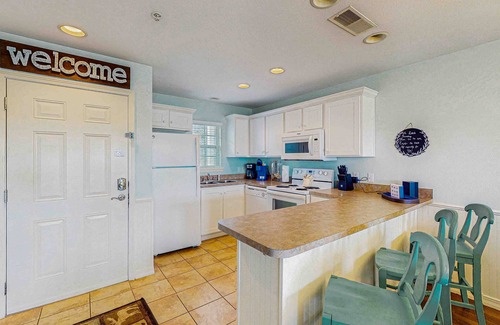 Kimberling City Condo | Bright and spacious condo w/patio, jetted tub & community pool - pet friendly