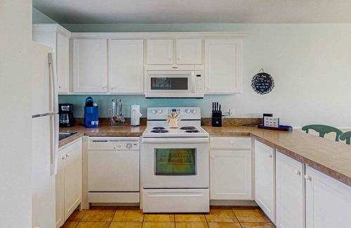 Kimberling City Condo | Bright and spacious condo w/patio, jetted tub & community pool - pet friendly