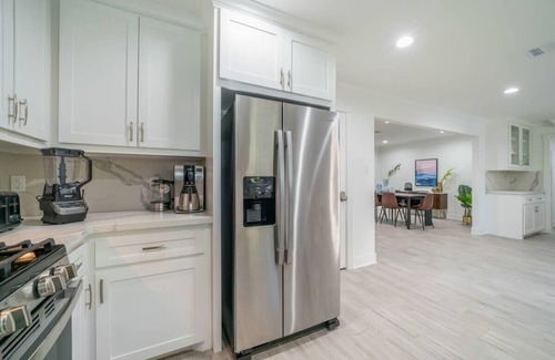 Jersey Village House | Bright and Spacious Home for w Pool -over 30 Nights-