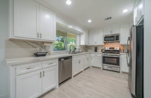 Jersey Village House | Bright and Spacious Home for w Pool -over 30 Nights-