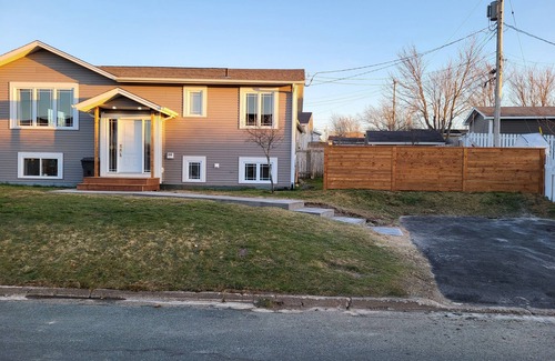 Mount Pearl House | Bright and spacious home located minutes to downtown & Galway shopping district.