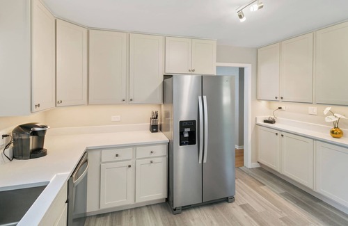 Libertyville House | Bright and Spacious 5-bedhouse in charming Libertyville Near Downtown