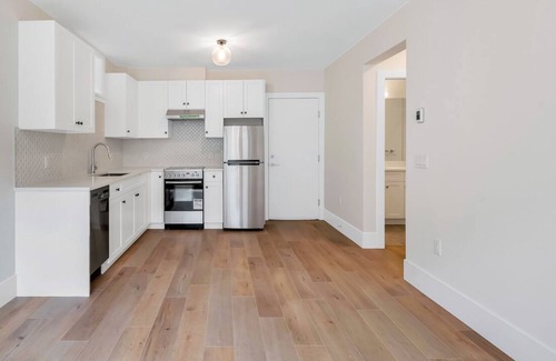 Riley Park House | Bright and spacious 1 bedroom suite in the heart of Main