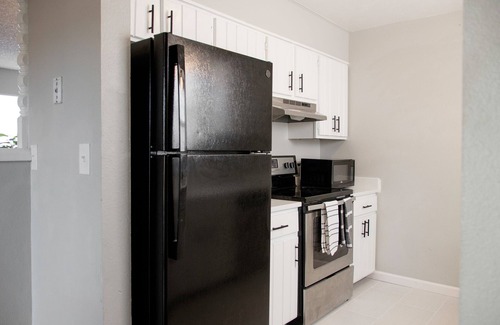 Aurora Condo | Bright and spacious 2-bedroom unit in North Aurora