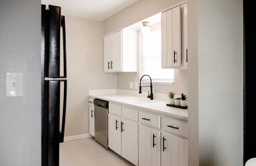 Aurora Condo | Bright and spacious 2-bedroom unit in North Aurora