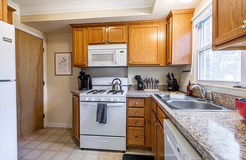 Dicken House | Bright and Spacious 2BR Townhouse!