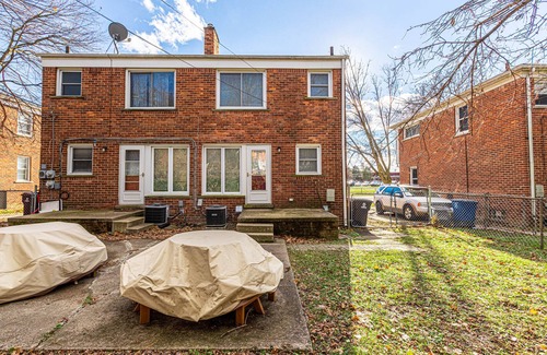 Dicken House | Bright and Spacious 2BR Townhouse!