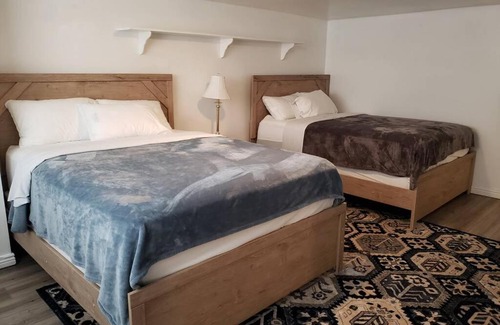 White City Apartment | Bright and spacious 3 bedroom suite near mountains