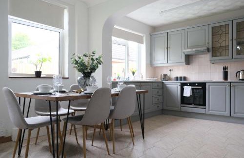 Clapham House | Bright and Spacious 4 Bedroom Home in Bedford