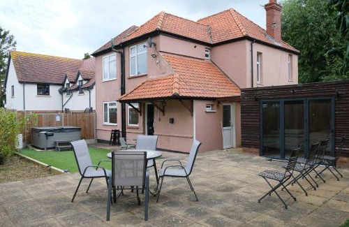 Clapham House | Bright and Spacious 4 Bedroom Home in Bedford