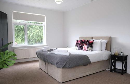 Clapham House | Bright and Spacious 4 Bedroom Home in Bedford