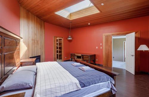 Ladner House | Bright and spacious bedroom with private bathroom