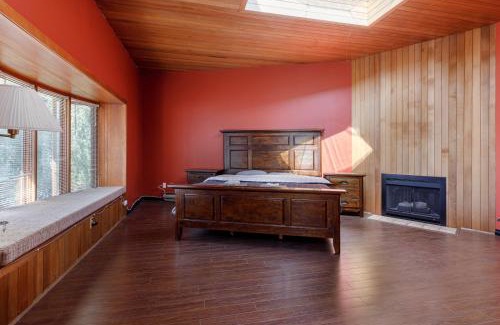 Ladner House | Bright and spacious bedroom with private bathroom