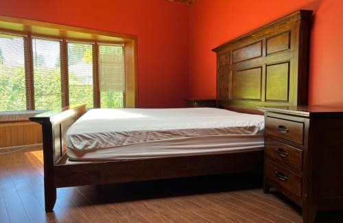 Ladner House | Bright and spacious bedroom with private bathroom
