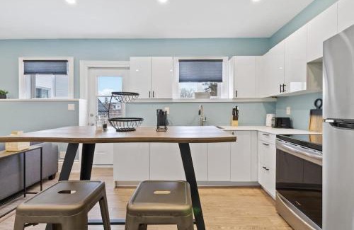 Collingwood House | Bright and Spacious Condo in Downtown Collingwood 97043
