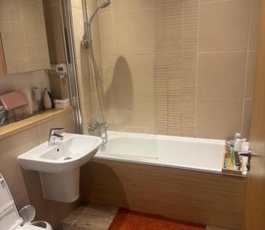 Cleedownton House | Bright and Spacious Double Room