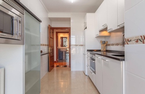 Barakaldo Apartment | Bright and spacious on the Barakaldo estuary