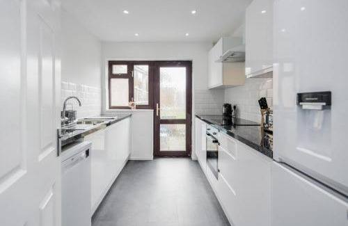 Brentwood Apartment | Bright and spacious home with free parking and garden