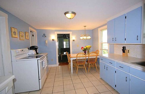 Biddeford Cottage | Bright and Spacious Hills Beach cottage