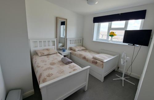 London Borough of Hounslow House | Bright and Spacious King & Double Rooms, Free Private Parking, Close to Heathrow