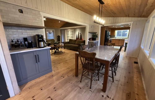 Selwyn Cottage | Bright and spacious lakeside cottage with firepit, hot tub and AC on Stoney Lake