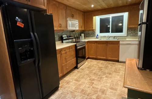 Selwyn Cottage | Bright and spacious lakeside cottage with firepit, hot tub and AC on Stoney Lake