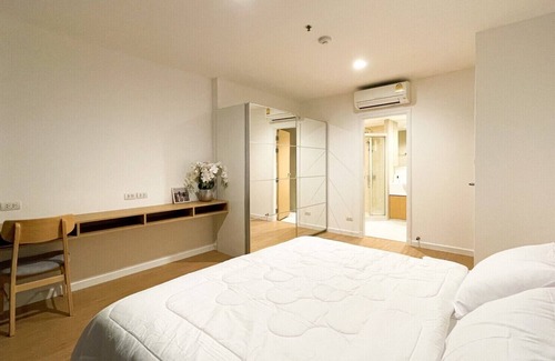 Phaya Thai House | Bright and Spacious Room at Aree, local hipster area of Bangkok